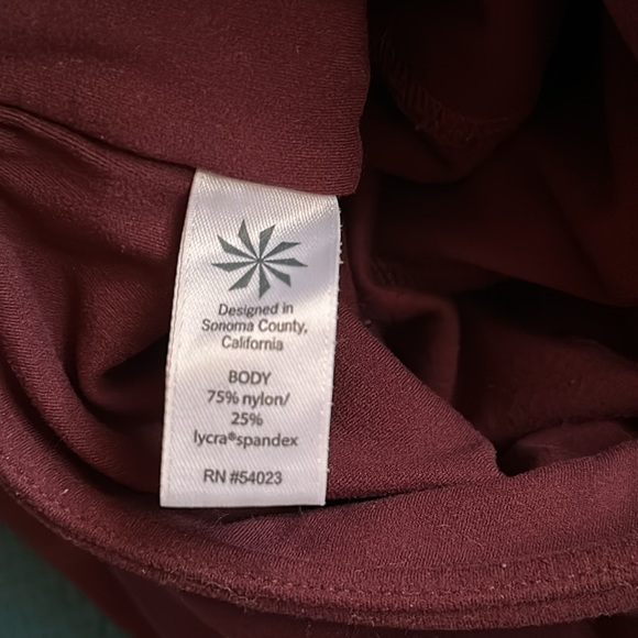 Athleta Salutation Powervita Crop Capri Leggings Medium Raisin Purple Brown - Picture 10 of 11